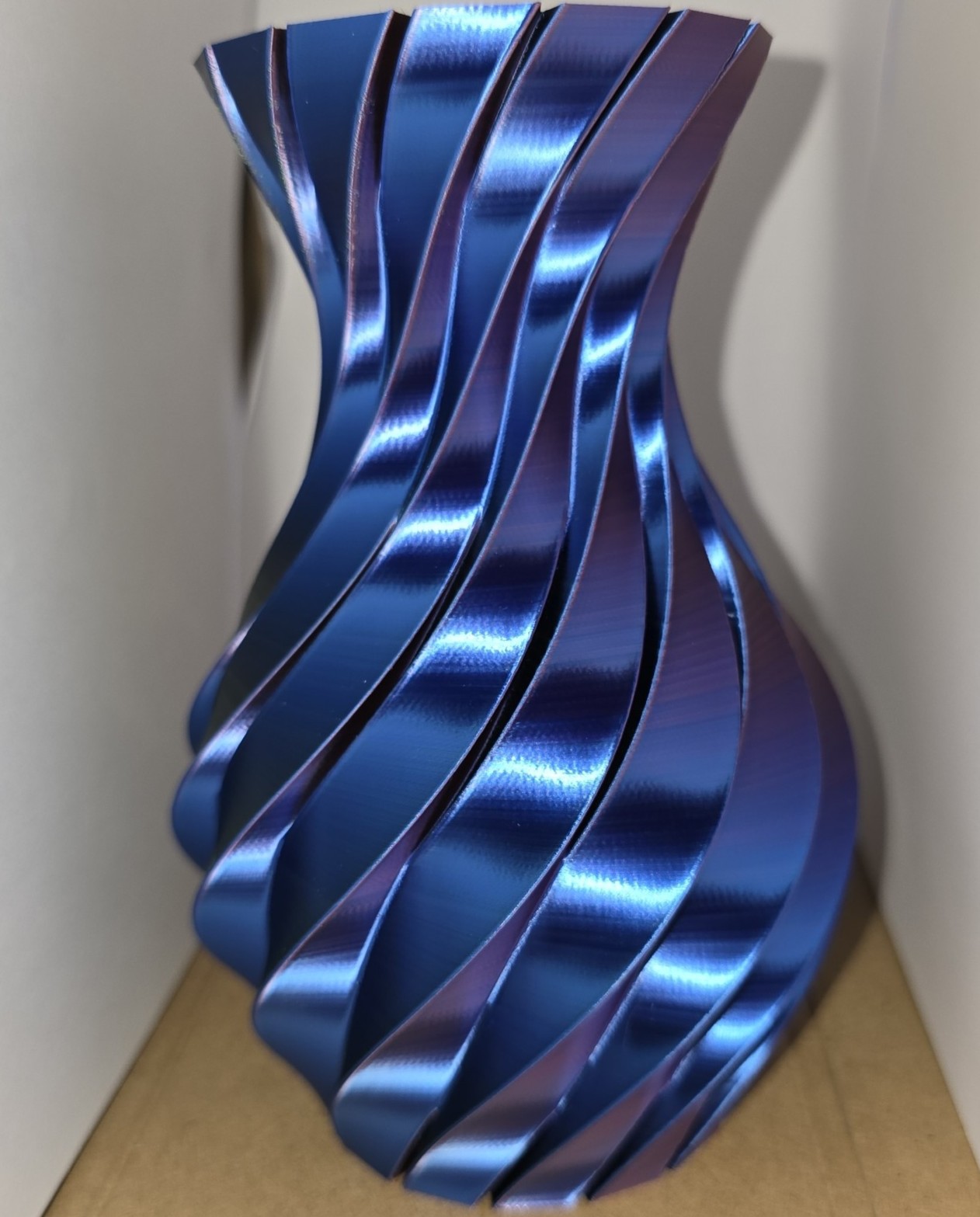 Vaso decorativo cangiante - immagine 1